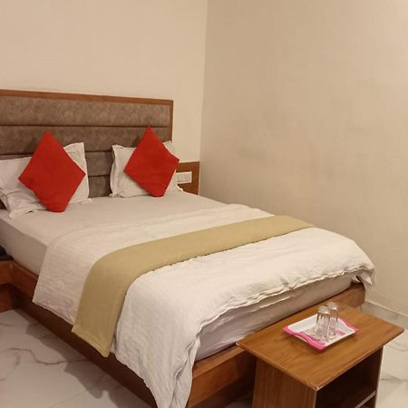 Hotel New Lake View Ahmedabad Exteriör bild